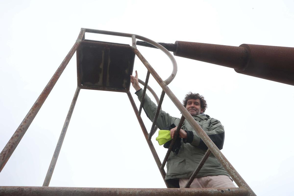 Enrique Saavedra, autor del 'mirón' gigante que divisa el Atlántico desde Arteixo