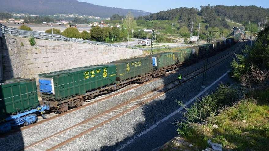 Un tren circula por la vía abierta en el lugar del accidente, mientras la otra sigue cortada.  // Gustavo Santos