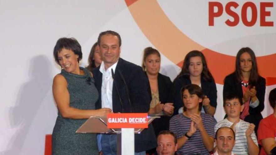 Pablo García saluda a Paula F. Pena durante un mitin en Silleda en octubre de 2012. // Bernabé/Javier Lalín