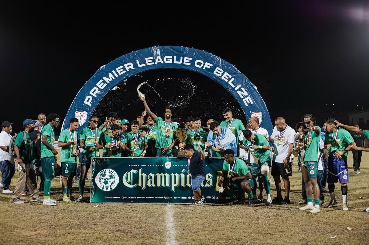 El Verdes FC celebra su título Clausura de la Premier League de la temporada 2025-26.