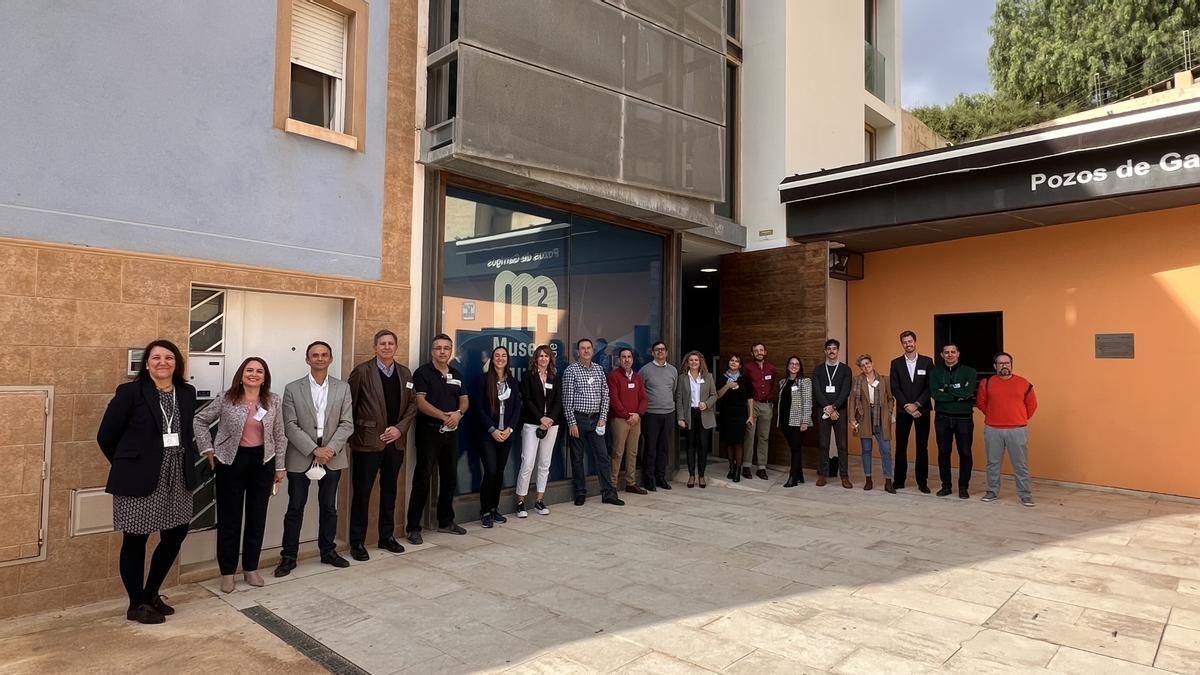 Foto de familia de los participantes en los Pozos de Garrigós