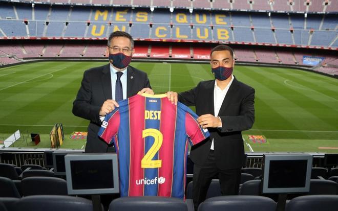 Las imágenes de la presentación oficial de Sergiño Dest en el Camp Nou.