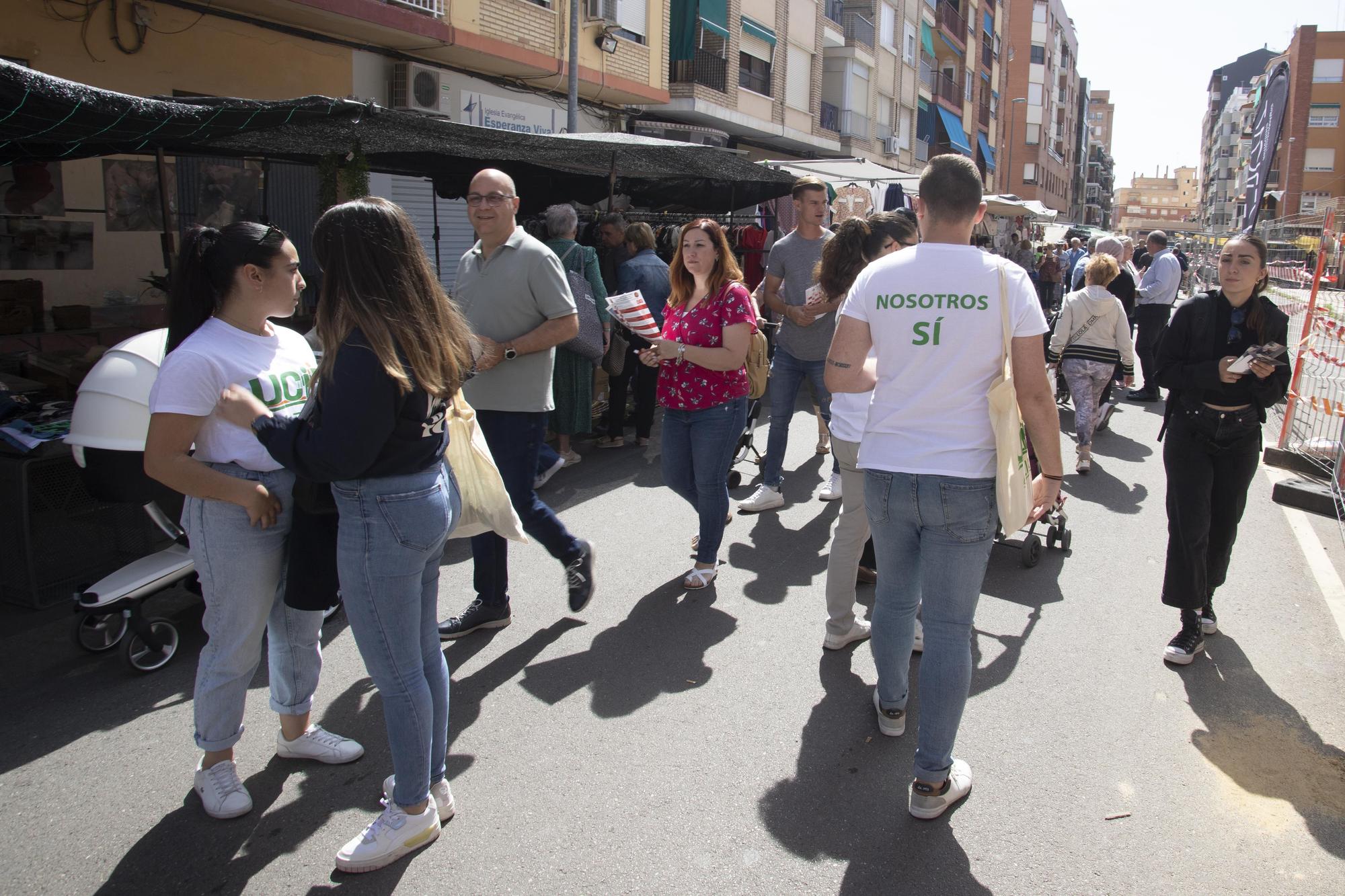 Los Partidos buscan el voto en el mercado de Alzira