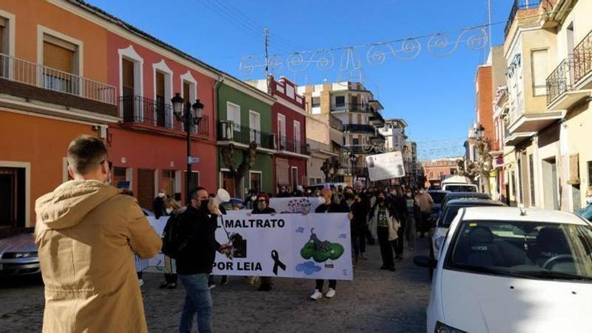 Protesta impulsadas por asociacioniones animalistas en Albalat tras la muerte de Leia.