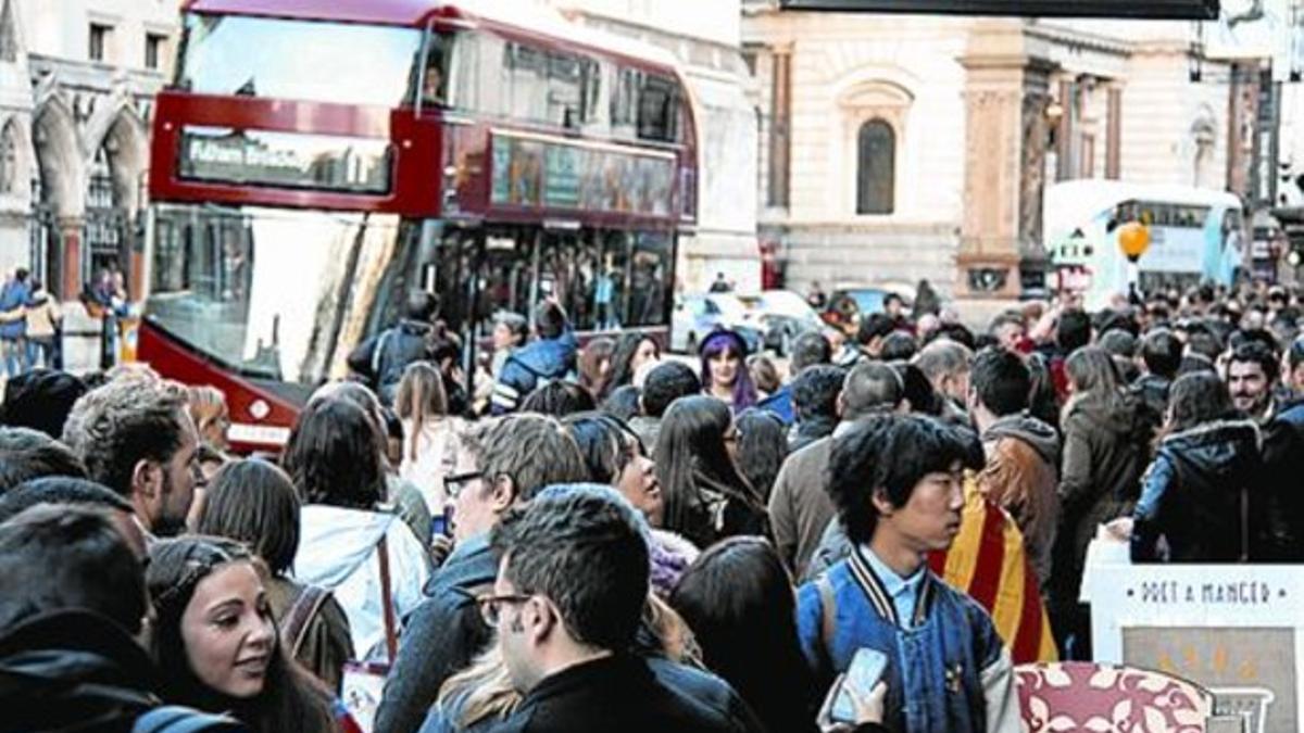 Largas colas 8 Residentes en Londres aguardan para votar.