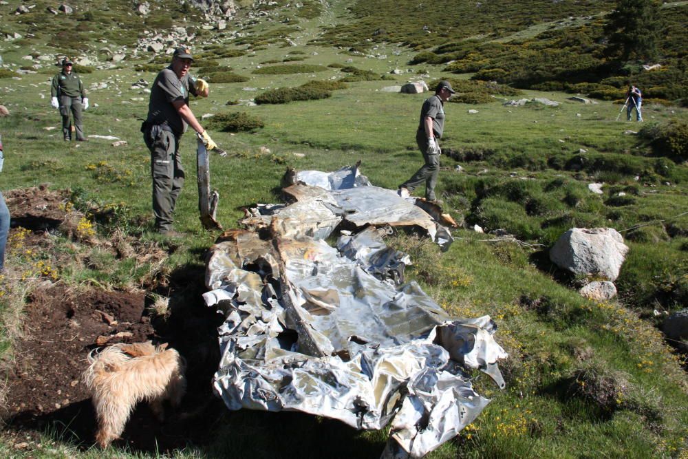 Les tasques de retirada de les restes de l'avioneta