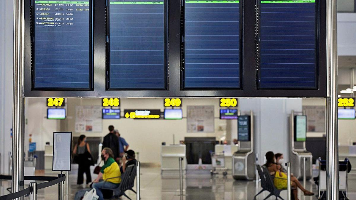 El aeropuerto de Málaga, sin apenas viajeros ni vuelos, durante la desescalada en 2020.