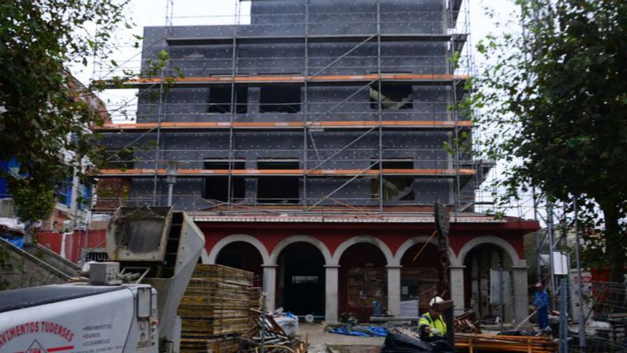 Quejas por daños y ocupación de vía por la obra de la biblioteca de Bueu