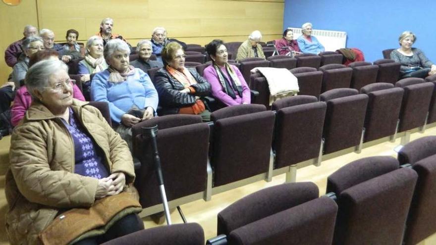 Personas mayores de Villaralbo durante la charla informativa ofrecida por la Guardia Civil.