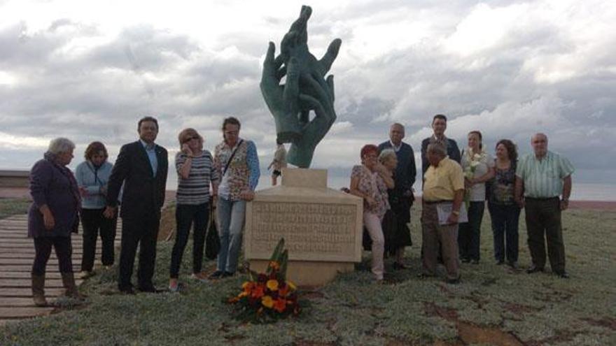 Familiares de los fallecidos, junto al concejal Jesús Falcón, ayer, en El Rincón. i MARRERO