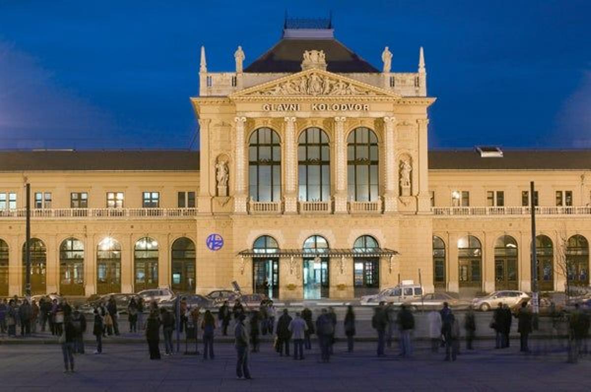 Fachada de la estación de trenes de Zagreb.