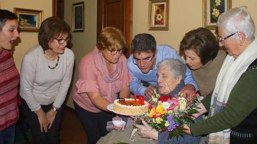 Familiares, representantes municipales e Ignacia Cadilla soplan las velas de la tarta. // D.B.M.