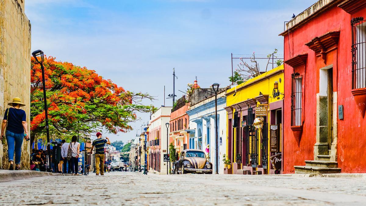 Las calles de Oaxaca resumen el encanto colonial del sur de México, entre color, artesanía y vida cotidiana.