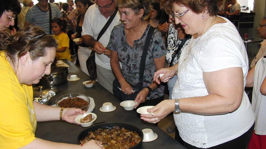 El públic degusta tastets variats.