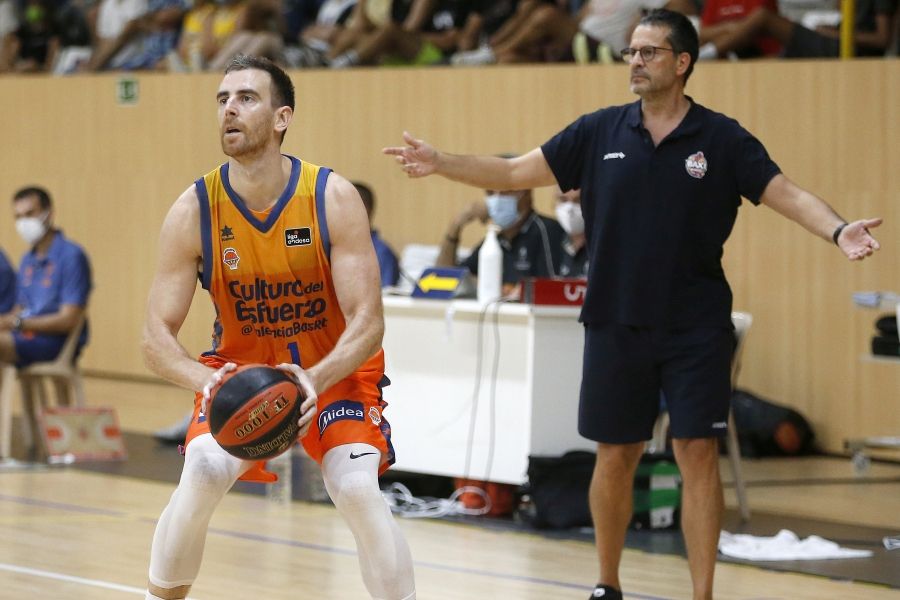 Víctor Claver, durante el encuentro ante el Baxi Manresa.