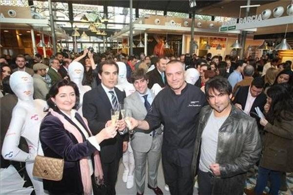 José Antonio Nieto (2i), ex-alcalde de Córdoba, durante la inauguración del Mercado Victoria, en abril de 2013.