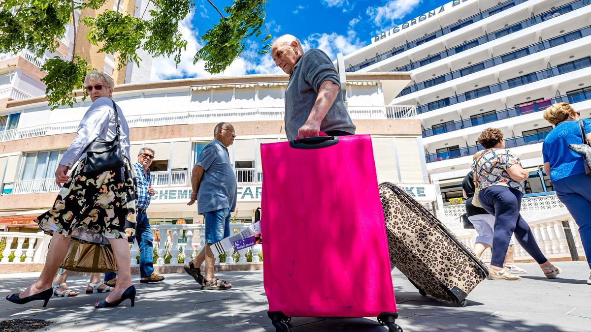 Turistas con maletas en Benidorm.