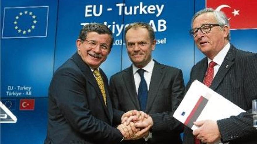 El primer ministre turc (a l&#039;esquerra) saluda Donald Tusk (al centre) i?Jean Claude Juncker.