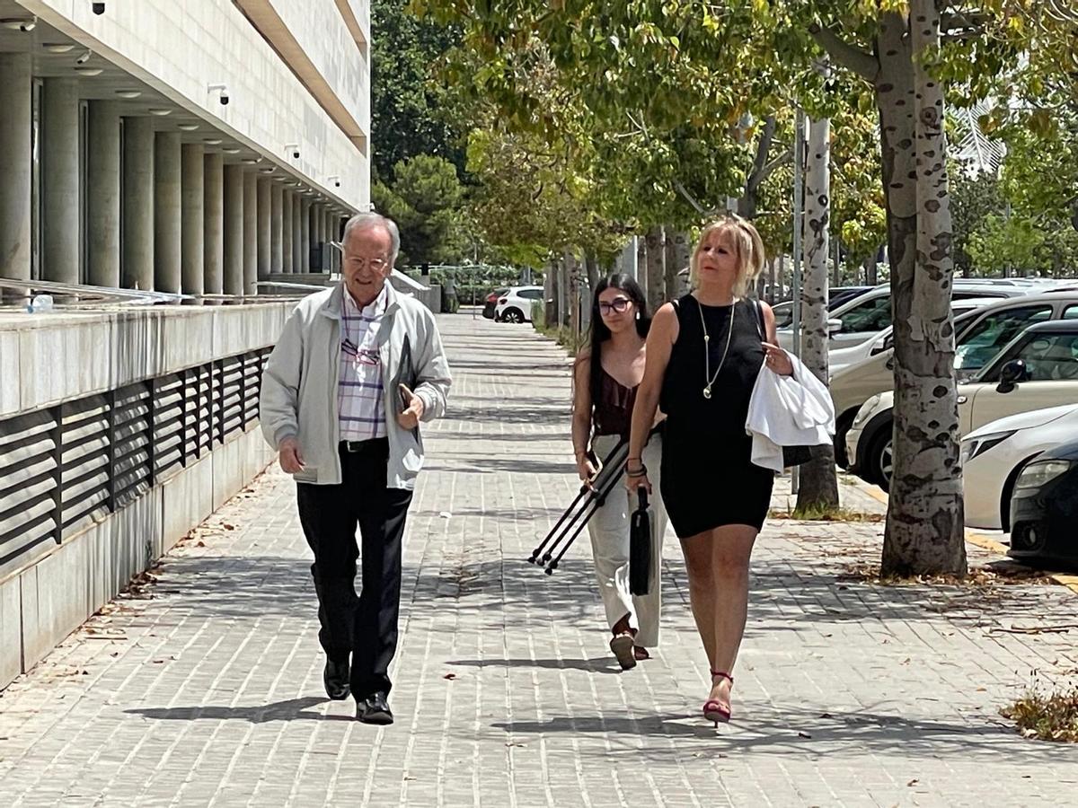 El secretario general de Manos Limpias Miguel Bernad accede al Juzgado de Guardia de València donde presentó la denuncia contra la jueza el 24 de junio.