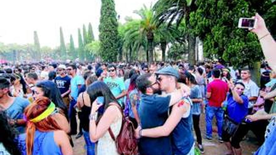 La policía local estima en 18.000 los asistentes a la fiesta de Los Palomos