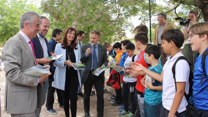 La Junta presenta el nuevo material didáctico de la Vía Verde del Aceite