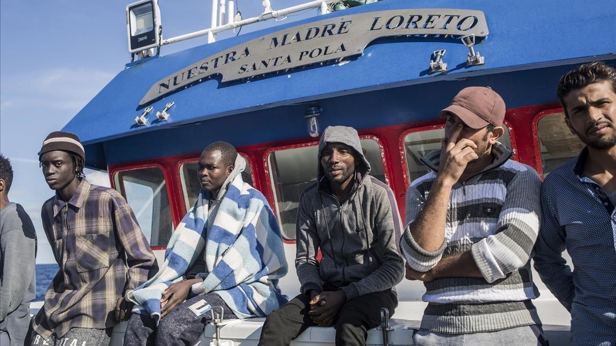 zentauroepp46086614 migrants sit on the deck of the nuestra madre de loreto span181130154138