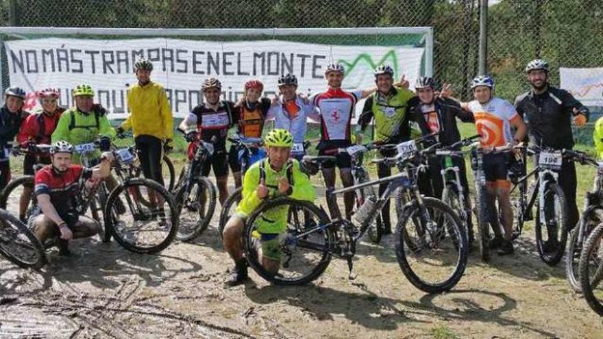 Parte de los ciclistas que participaron en la marcha por los montes de Gondomar, al finalizar el circuito. // Jorge Santomé