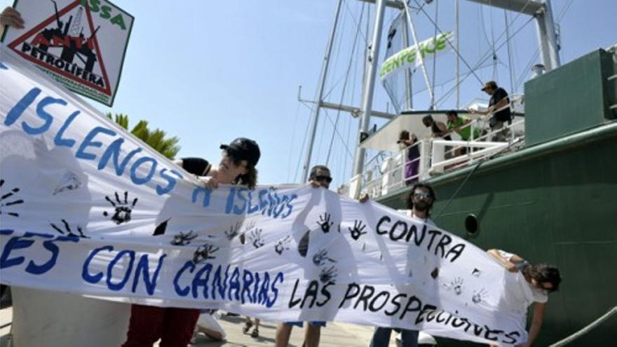 Protesta de Greenpeace con el Rainbow Warrior en la costa de Ibiza