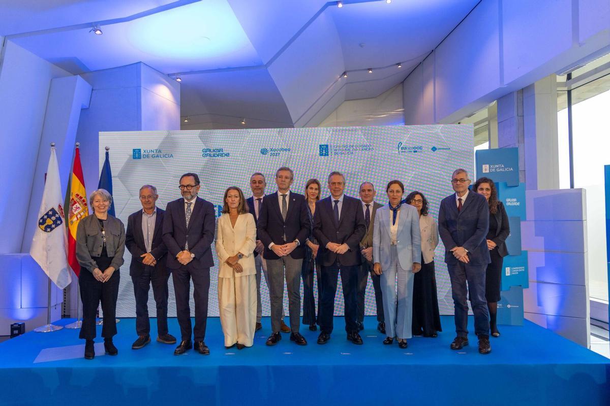 El presidente de la Xunta, Alfonso Rueda, acompañado del conselleiro de Sanidade, Antonio Gómez Caamaño, y de otros responsables en la lucha contra el cáncer, durante la presentación del Centro de Coidado Integral do Cancro, en Santiago.