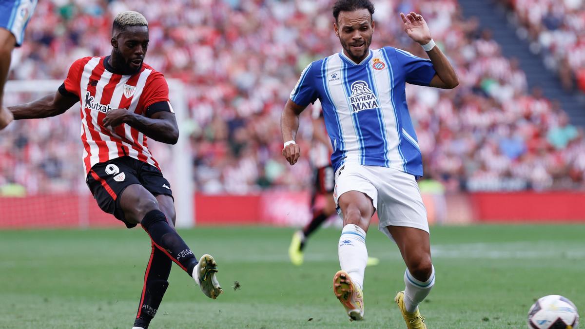 Braithwaite intenta cortar un disparo de Iñaki Williams en San Mamés.