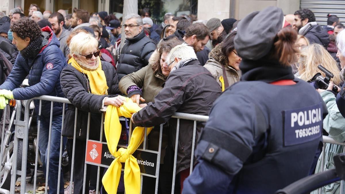 La sede de la CUP blindada ante la concentración de la ultraderecha ante la puerta del partido independentista.