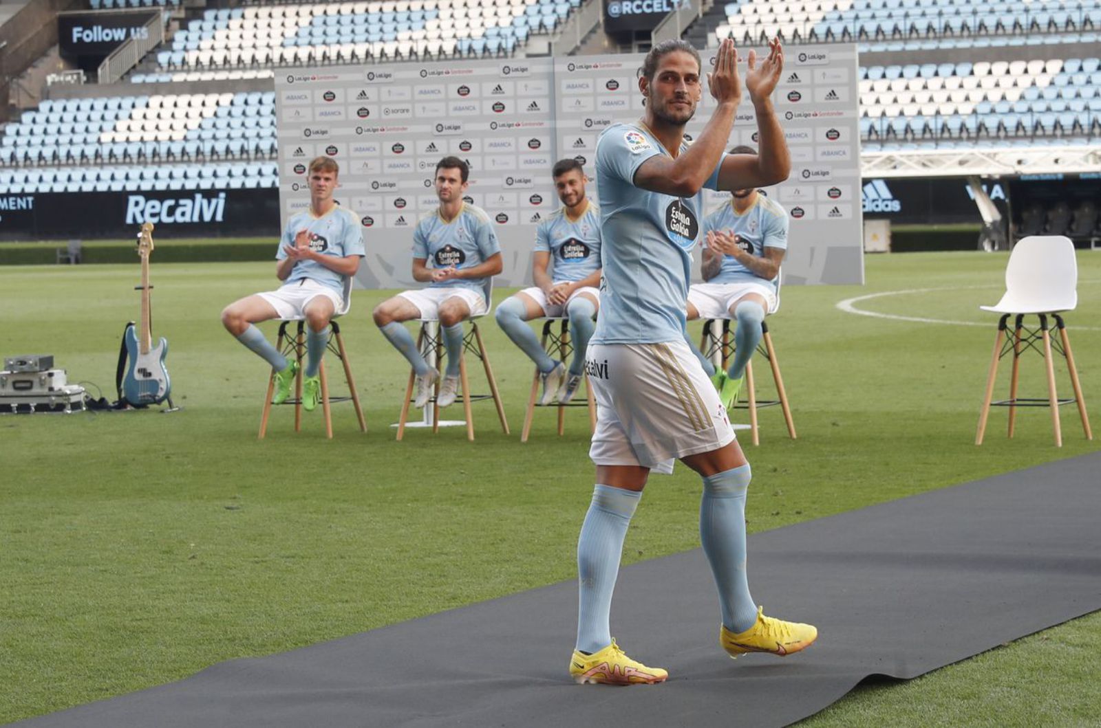 Gonçalo Paciencia sale
al campo durante su 
presentación.  | // JOSÉ LORES