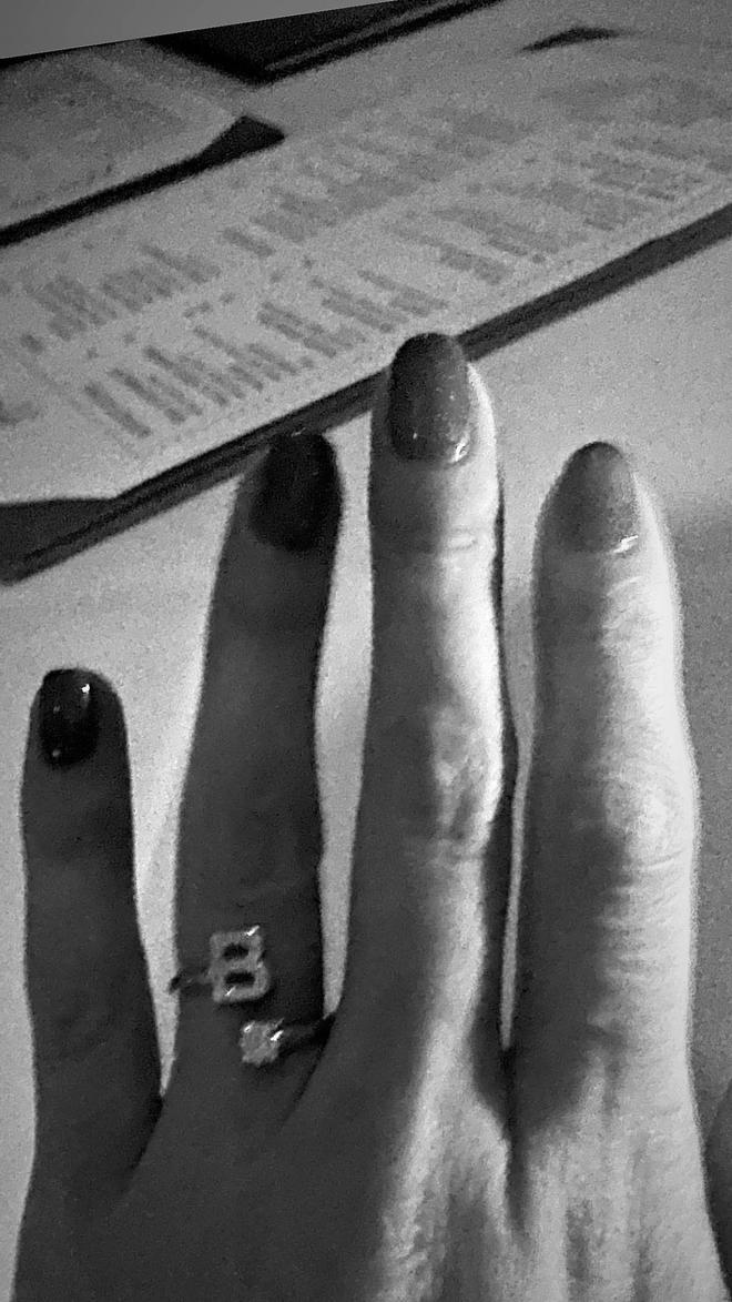 Selena Gomez muestra un anillo con la inicial de su novio, Benny Blanco
