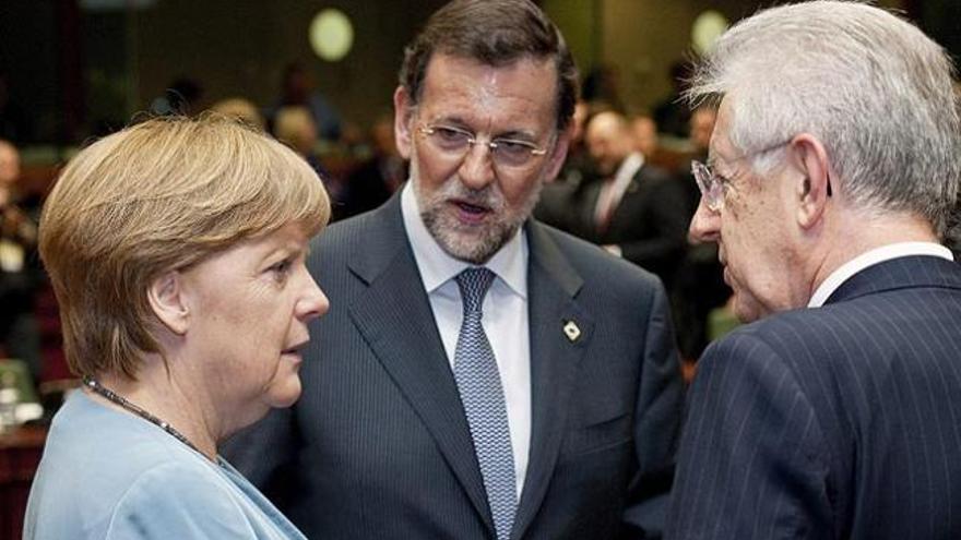 Mariano Rajoy, junto a Angela Merkel y Mario Monti.