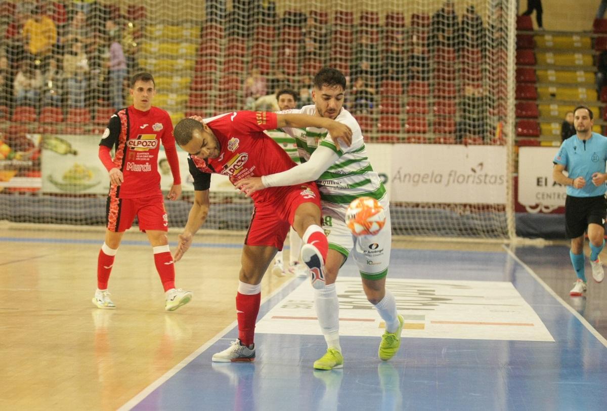 Lucas Perin forcejea con un rival en el Córdoba Futsal-ElPozo.