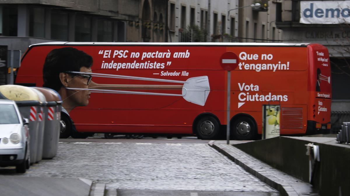 Autobús de campaña de Cs que acusa Salvador Illa (PSC) de mentir con una nariz de Pinocho. 