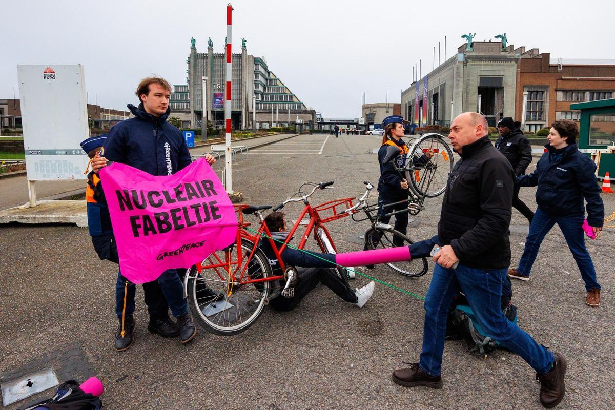 Greenpeace protesta ante la Cumbre de la Energía Nuclear en Bruselas