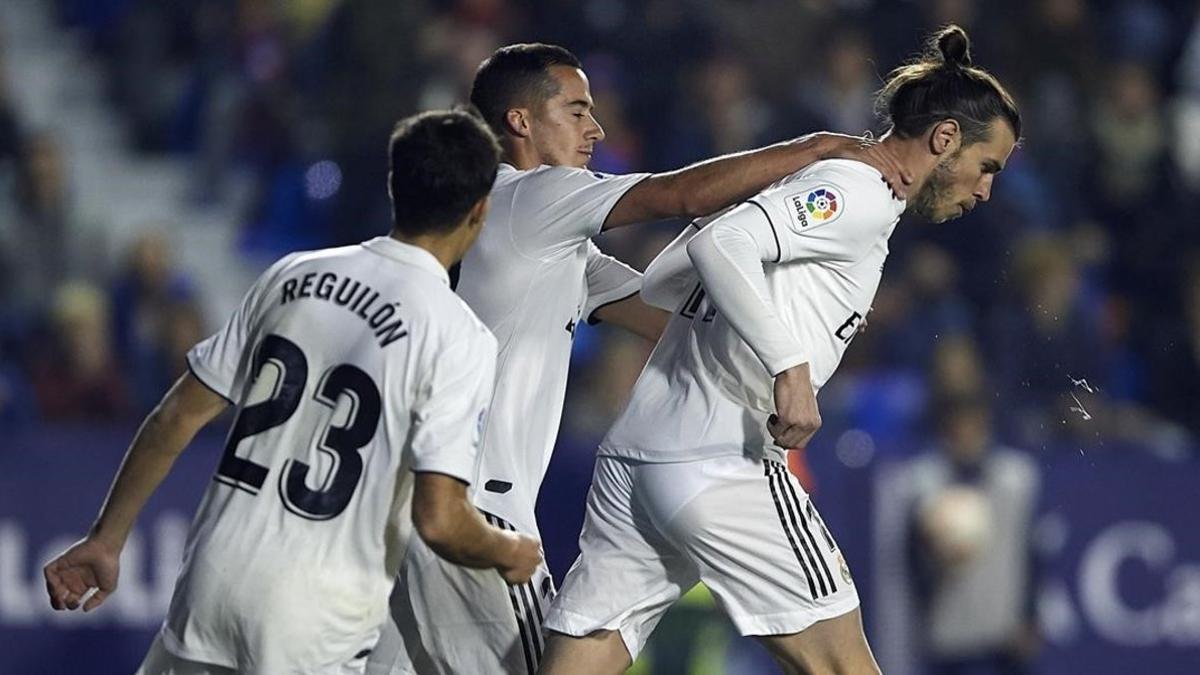 Gareth Bale se saca de encima a Lucas Vázquez tras marcar, en Valencia, el segundo gol del Real Madrid ante el Levante.