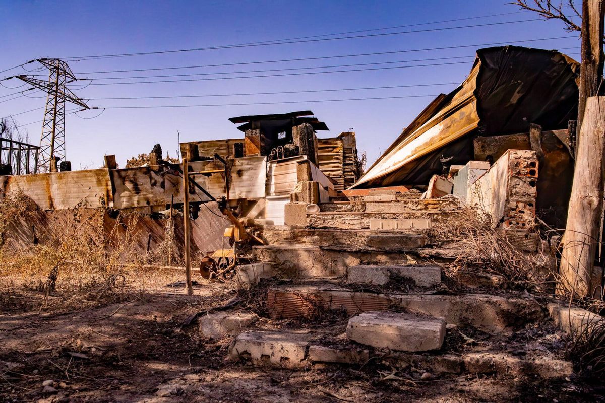 El 1 de julio de 2025, un día después del incendio, la zona de barracas cercana al Port de Barcelona mostraba el devastador impacto en las viviendas. En el mismo lugar, se conversó con vecinos que residen en chabolas improvisadas y que se han establecido allí recientemente.