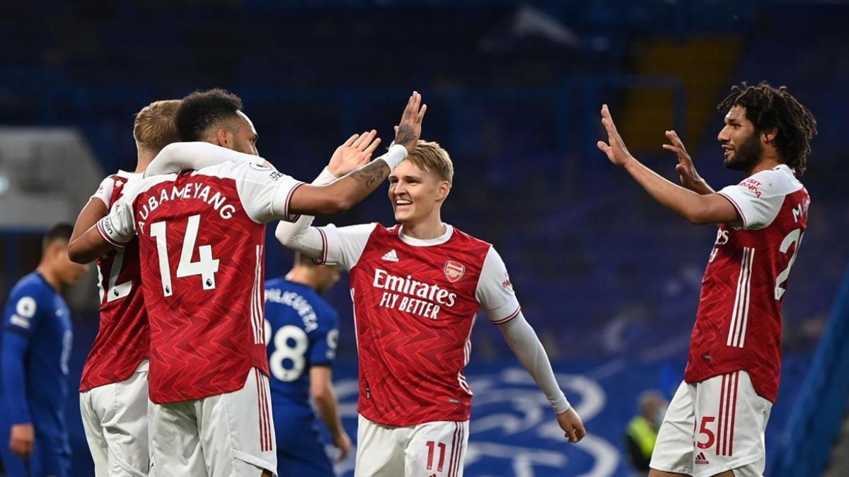 Los jugadores del Arsenal celebran el gol