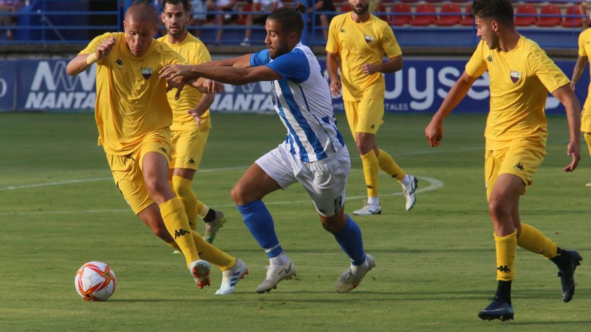 Lolo González pugna por el balón con un jugador del Talavera.