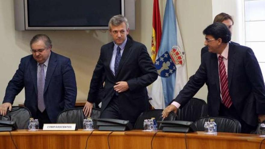 Alfonso Rueda, en el centro, durante su comparecencia ayer en el Parlamento. / jorge leal