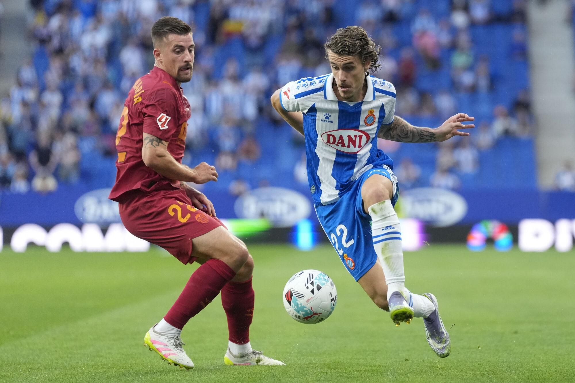 FOTODELDÍA - BARCELONA, 23/09/2025.- El defensa del Espanyol Carlos Romero (d) controla el balón ante Baptiste Santamaría, del Valencia, durante el encuentro correspondiente a la sexta jornada de LaLiga EA Sports disputado entre el RCD Espanyol y el Valencia CF en el RCDE Stadium en Barcelona, este martes. EFE/Enric Fontcuberta
