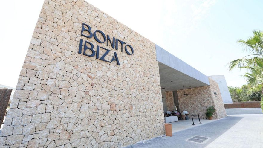 Entrada del hotel Bonito, en la bahía de Sant Antoni. | J.A.RIERA