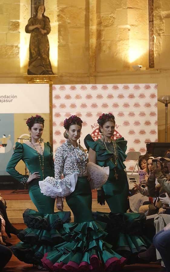 El desfile de moda flamenca a beneficio de Sonrisa de Lunares en imágenes