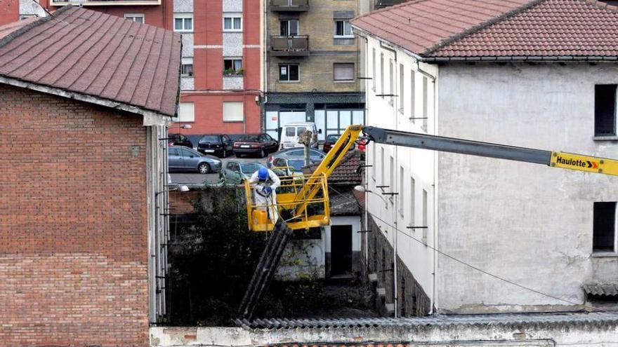 Un operario realiza trabajos de derribo del antiguo cuartel.