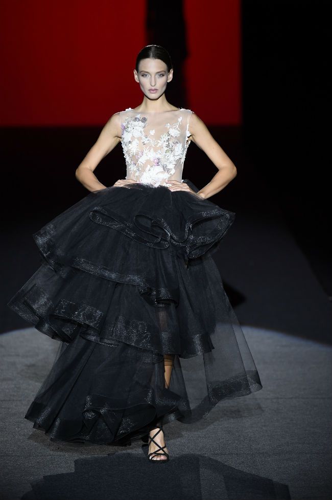 Diseño con falda de volantes de Hannibal Laguna Primavera-Verano 2018