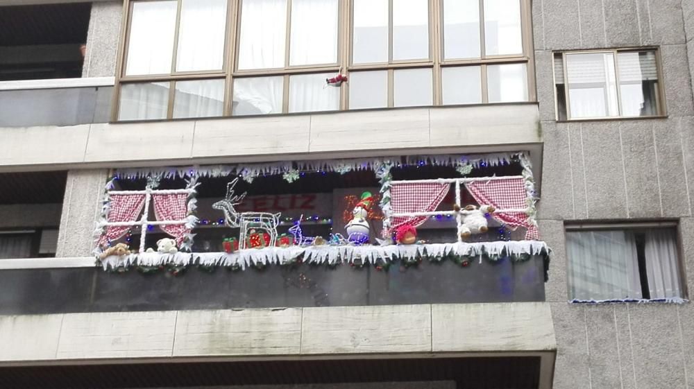 Las fachadas y los balcones más navideños de Vigo. // A. Villar - J.Lores - M. Clavero