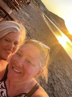 Claire De Stefano y Donna Duncombe en la playa de Talamanca