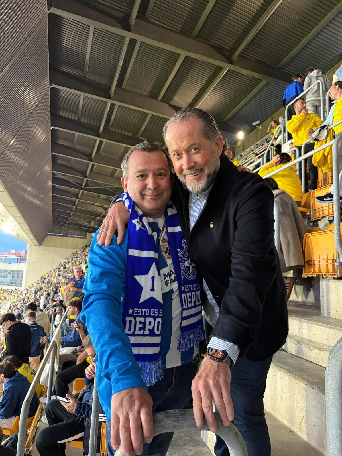 Murray, junto a Juan Carlos Escotet en un partido del Dépor.